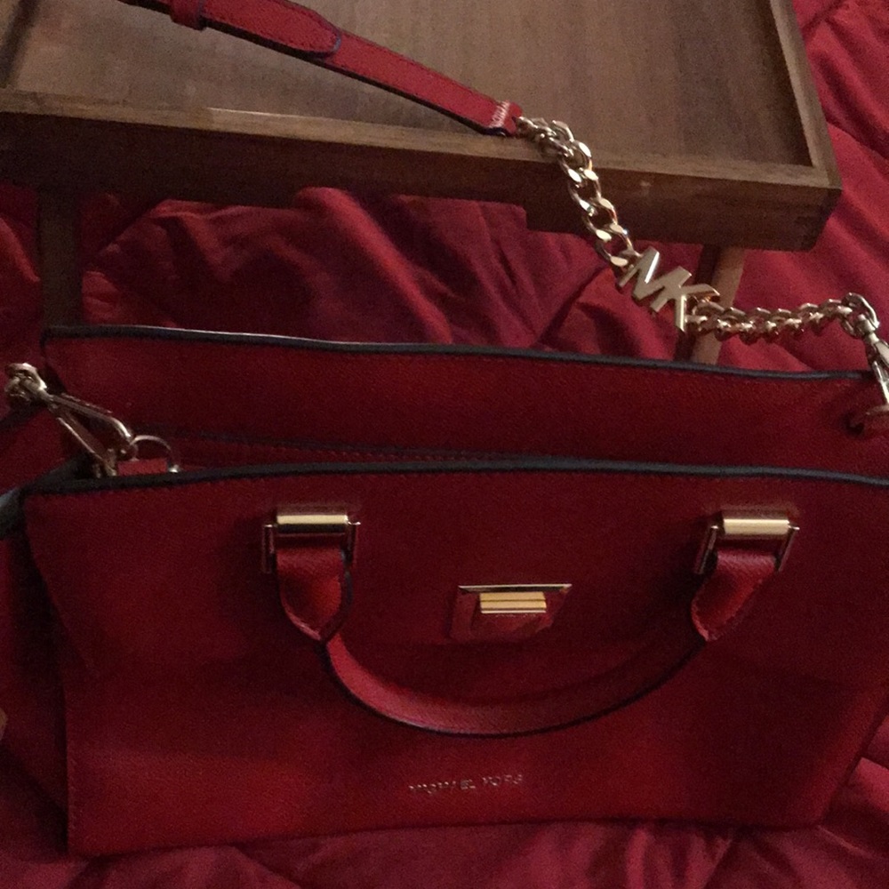 SOLD‼️AUTHENTIC MICHAEL KORS HANDBAG (USED ONCE) GORGEOUS RED COLOR SEEALL LPICS - Picture 4 of 13